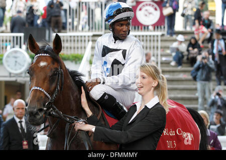 Paris, Frankreich. 6. Oktober 2013. Arc de Triomphe Festival 2013. Gewinner-Präsentation mit Altano, nach dem Gewinn der Qatar Prix du Cadran (Gruppe 1) von Eduardo Pedroza geritten. Bildnachweis: Lajos-Eric Balogh/turfstock.com/dpa/Alamy Live-Nachrichten Stockfoto