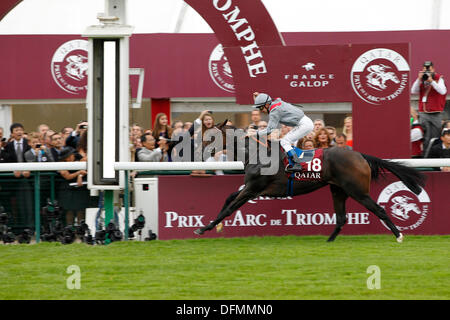 Paris, Frankreich. 6. Oktober 2013. Arc de Triomphe Festival 2013. Treve, geritten von Thierry Jarnet gewinnt die Qatar Prix de l ' Arc de Triomphe (Gruppe 1). Bildnachweis: Lajos-Eric Balogh/turfstock.com/dpa/Alamy Live-Nachrichten Stockfoto