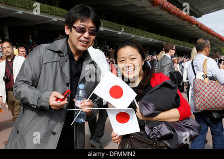 Paris, Frankreich. 6. Oktober 2013. Arc de Triomphe Festival 2013. Impressionen: Racegoers aus Japan genießen Sie die Rennen. Bildnachweis: Lajos-Eric Balogh/turfstock.com/dpa/Alamy Live-Nachrichten Stockfoto