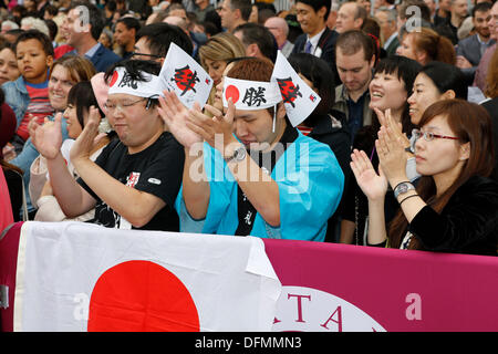 Paris, Frankreich. 6. Oktober 2013. Arc de Triomphe Festival 2013. Impressionen: Racegoers aus Japan genießen Sie die Rennen. Bildnachweis: Lajos-Eric Balogh/turfstock.com/dpa/Alamy Live-Nachrichten Stockfoto