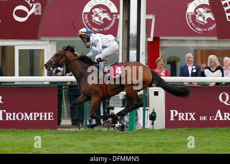 Paris, Frankreich. 6. Oktober 2013. Arc de Triomphe Festival 2013. Altano, geritten von Eduardo Pedroza gewinnt die Qatar Prix du Cadran (Gruppe 1). Bildnachweis: Lajos-Eric Balogh/turfstock.com/dpa/Alamy Live-Nachrichten Stockfoto