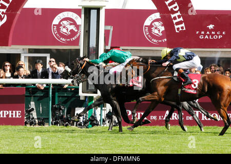 Paris, Frankreich. 6. Oktober 2013. Arc de Triomphe Festival 2013. Dalkala, geritten von Christophe Soumillon (grüner Seide) gewinnt den Prix de l ' Opera Longines (Gruppe 1). Bildnachweis: Lajos-Eric Balogh/turfstock.com/dpa/Alamy Live-Nachrichten Stockfoto