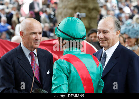 Paris, Frankreich. 6. Oktober 2013. Arc de Triomphe Festival 2013. Präsentation der Gewinner mit Alain de Royer-Dupre, Christophe Soumillon und seine Hoheit Aga Khan IV (bekannt als Karim Aga Khan) gewann den Prix de l ' Opera Longines (Gruppe 1) mit Dalkala. Bildnachweis: Lajos-Eric Balogh/turfstock.com/dpa/Alamy Live-Nachrichten Stockfoto