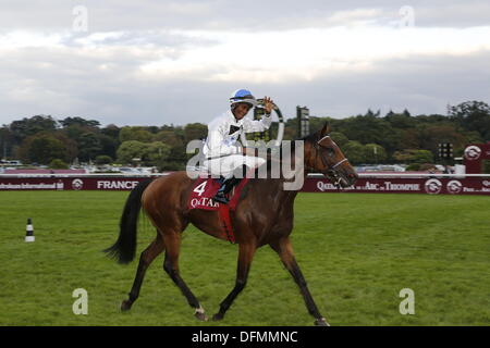 Paris, Frankreich. 6. Oktober 2013. Arc de Triomphe Festival 2013. Gewinner-Präsentation mit Altano, nach dem Gewinn der Qatar Prix du Cadran (Gruppe 1) von Eduardo Pedroza geritten. Bildnachweis: Lajos-Eric Balogh/turfstock.com/dpa/Alamy Live-Nachrichten Stockfoto