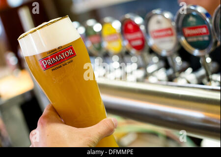 Britische Wettbewerb World Beer Awards ist Primator Weizenbier in Nachod Brauerei produziert. Primator Weizenbier Bier sieht in Hradec Kralove. 7. Oktober 2013. Das beste Weißbier der Welt, nach britischen Wettbewerb World Beer Awards ist Primator Weizenbier in Nachod Brauerei produziert. Primator Weizenbier Bier gilt in Hradec Kralove, Tschechische Republik, 7. Oktober 2013. © David Tanecek/CTK Foto/Alamy Live-Nachrichten Stockfoto