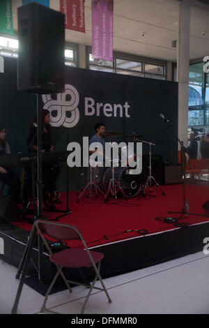 Wembley, Vereinigtes Königreich. 6. Oktober 2013. Brent Stadthalle Eröffnungsfeier. Drummer bei Brent Civic Center Eröffnung Tag, Wembley, London, UK, GB. Bildnachweis: Adina Tovy/Alamy Live-Nachrichten Stockfoto