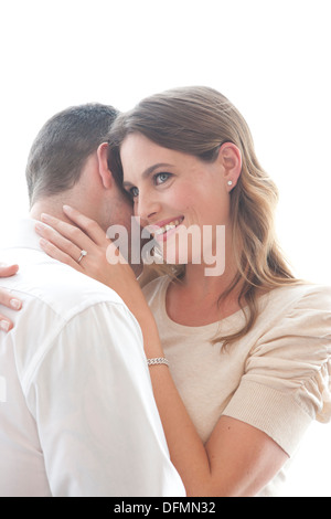 Hohen Schlüsselbild der späten 20er Jahre/Anfang der 30er Jahre männliche und weibliche Paar Umarmung und in der Liebe. Frau einen Wissenden und nachdenklichen Blick. Stockfoto