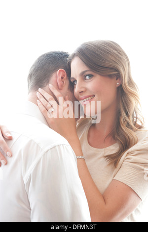 Hohen Schlüsselbild der späten 20er Jahre/Anfang der 30er Jahre männliche und weibliche Paar Umarmung und in der Liebe. Frau einen Wissenden und nachdenklichen Blick. Stockfoto