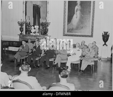 Foto von Würdenträgern applaudieren bei Medal Of Honor: Siegerehrung im East Room des weißen Hauses... 199197 Stockfoto