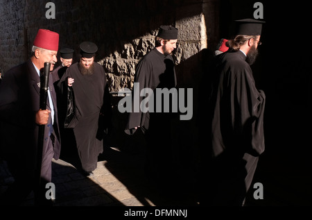 Griechisch-orthodoxen Priestern zu Fuß im christlichen Viertel alt Stadt Ost-Jerusalem Israel Stockfoto