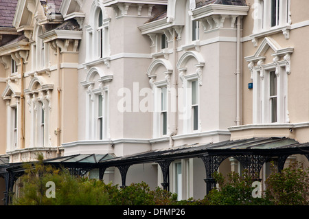 Großer Terrasse beherbergt viktorianische Villa mit Gusseisen Balkon Stockfoto