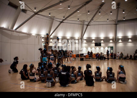 Wembley, Vereinigtes Königreich. 6. Oktober 2013. Brent Stadthalle Eröffnungsfeier. Kinderaufführung, Brent Civic Center Eröffnung, Wembley, London, UK, GB. Bildnachweis: Adina Tovy/Alamy Live-Nachrichten Stockfoto