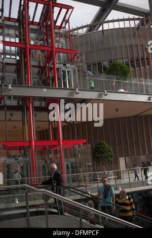 Wembley, Vereinigtes Königreich. 6. Oktober 2013. Brent Stadthalle Eröffnungsfeier. Brent Civic Centre, das neue Rathaus der Gemeinde Wembley, London, UK, GB. Bildnachweis: Adina Tovy/Alamy Live-Nachrichten Stockfoto