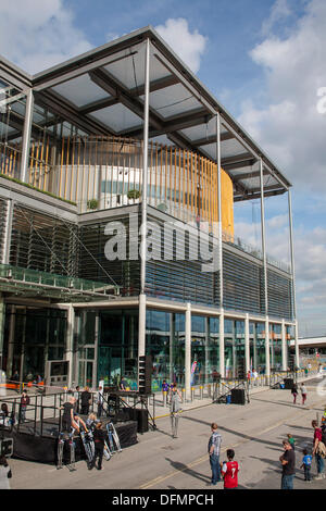 Wembley, Vereinigtes Königreich. 6. Oktober 2013. Brent Stadthalle Eröffnungsfeier. Brent Civic Centre, das neue Rathaus der Gemeinde Wembley, London, UK, GB. Bildnachweis: Adina Tovy/Alamy Live-Nachrichten Stockfoto