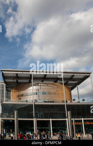 Wembley, Vereinigtes Königreich. 6. Oktober 2013. Brent Stadthalle Eröffnungsfeier. Brent Civic Centre, das neue Rathaus der Gemeinde Wembley, London, UK, GB. Bildnachweis: Adina Tovy/Alamy Live-Nachrichten Stockfoto