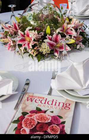 Wembley, Vereinigtes Königreich. 6. Oktober 2013. Brent Stadthalle Eröffnungsfeier. Hochzeit Tisch Display, Wembley Civic Centre, London, UK, GB. Bildnachweis: Adina Tovy/Alamy Live-Nachrichten Stockfoto