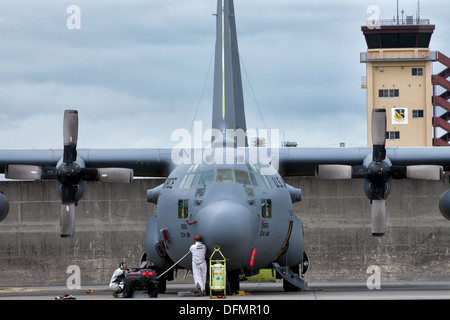 Kryotechnik Techniker aus der 374th Logistik Bereitschaft Squadron übertragen flüssigen Sauerstoff (LOX), ein Sauerstoff-Reservoir in einer c-130 Hercules auf Yokota Air Base, Japan, 26. September 2013. Die Flieger sind Teil der "Brew Crew," ein Brennstoffe Managementabteilung in cha Stockfoto