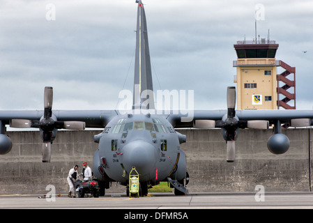 Kryotechnik Techniker aus der 374th Logistik Bereitschaft Squadron übertragen flüssigen Sauerstoff (LOX), ein Sauerstoff-Reservoir in einer c-130 Hercules auf Yokota Air Base, Japan, 26. September 2013. Die Flieger sind Teil der "Brew Crew," ein Brennstoffe Managementabteilung in cha Stockfoto