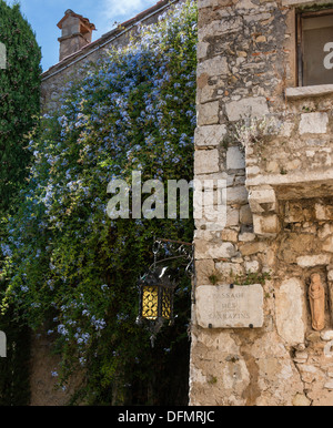 Das mittelalterliche Dorf Èze im südöstlichen Frankreich. Stockfoto