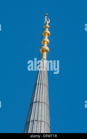 Nahaufnahme der Minarett-Turm mit goldenen Halbmond. Stockfoto