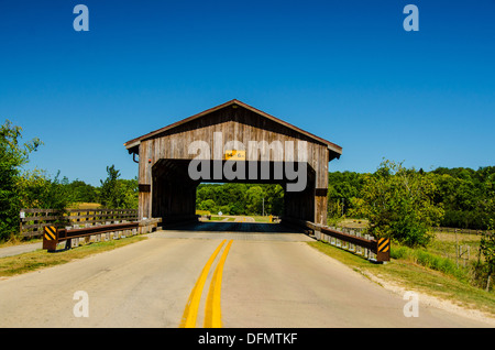 Die historischen Morrison bedeckte Brücke über den Rock Creek in der Nähe von Morrison, Illinois, einer Stadt in der Nähe der Lincoln Highway Stockfoto