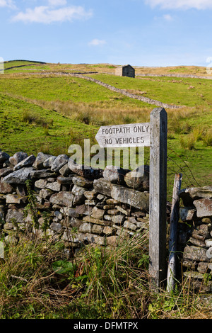 Wanderweg-Zeichen auf der Pennine Way oberhalb des Dorfes Twaite im Swaledale, Yorkshire Dales. Stockfoto