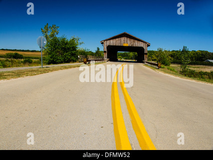 Die historischen Morrison bedeckte Brücke über den Rock Creek in der Nähe von Morrison, Illinois, einer Stadt in der Nähe der Lincoln Highway Stockfoto