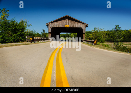 Die historischen Morrison bedeckte Brücke über den Rock Creek in der Nähe von Morrison, Illinois, einer Stadt in der Nähe der Lincoln Highway Stockfoto