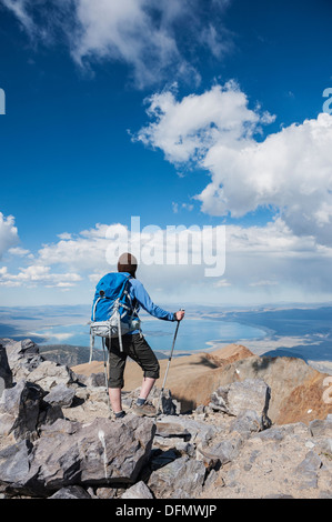 Weibliche Wanderer übernimmt im Blick Mono Becken vom Gipfel des Mount Dana (13.053 ft), Yosemite Nationalpark, Kalifornien, USA Stockfoto