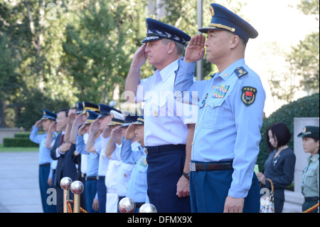 Air Force Chief Of Staff General Mark A. Welsh III salutiert während einer Zeremonie Ankunft in ihm zu Ehren veranstaltet von Peoples Liberation Army Air Force Commander General Ma XXX in Peking, China, 25. September 2013. Welsh, zusammen mit General Herbert "Hawk" Carlisle und Stockfoto