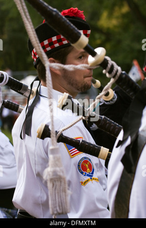 Mann, gekleidet in traditioneller schottischer Kleidung spielt einen Dudelsack aus dem Clan Gordon hohe Landers von Locust Valley New York Stockfoto