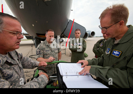 Airman Brian P. Kelley, zweiter von rechts, KC-135R Stratotanker Boom Operator, Uhren als Master Sgts. Daniel P. Kimble, links, und Edward Heacook, Zentrum, beide Crew Chiefs mit dem 108. Wartung Geschwader, 108. Wing, New Jersey Air National Guard, loc Stockfoto