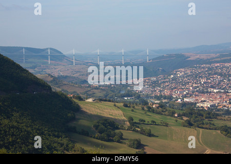 Gesamtansicht der Viadukt von Millau über Stadt, Tarn Fluß Süden Frankreichs. 138716 Viaduc Millau Stockfoto