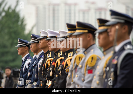 Republik von Korea Ehrengarde Mitglieder stehen stramm während einer Willkommenszeremonie an das Verteidigungsministerium in Seoul, Südkorea, Mittwoch, 2. Oktober 2013. Dempsey wird besucht, die 45. Sicherheit Konsultationssitzung oder SCM. Stockfoto