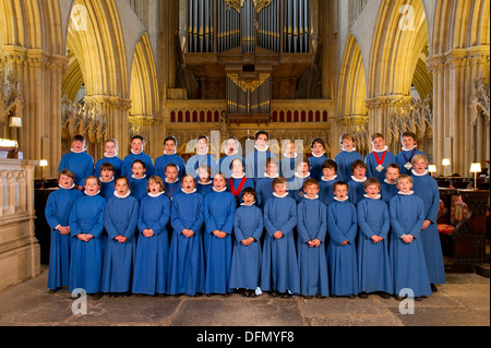 Wells Cathedral School Chorknaben in den Chor der Kathedrale von Wells, Wells, UK Stockfoto