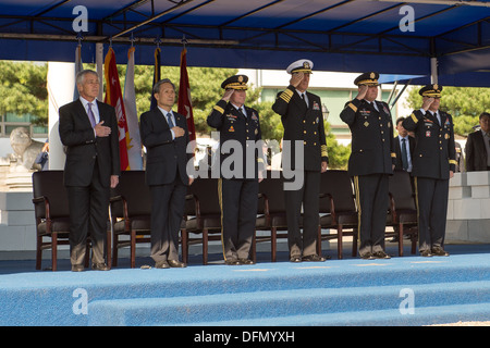 Von links: Verteidigungsminister Chuck Hagel, südkoreanische Verteidigungsminister Kim Kwan-Jin, Vorsitzender der Joint Chiefs Of Staff Stockfoto