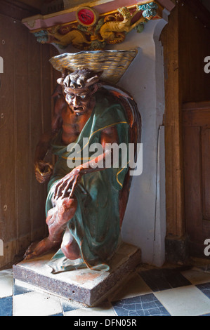 Abbildung eines Teufels unterstützen das Weihwasserbecken in der Sainte Mary Magdalene-Kirche in Rennes le Chateau, Aude, Languedoc Stockfoto