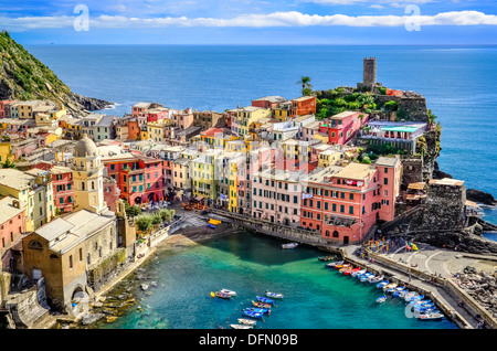 Malerische Aussicht auf Meer und Hafen in bunten Dorf Vernazza, Cinque Terre, Italien Stockfoto