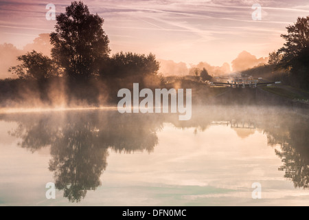 Am frühen Morgennebel in Caen Hill Locks auf der Kennet und Avon Kanal in Devizes, Wiltshire. Stockfoto