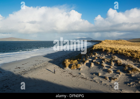 Frau geht am Weststrand, Berneray, äußeren Hebriden, Schottland Stockfoto