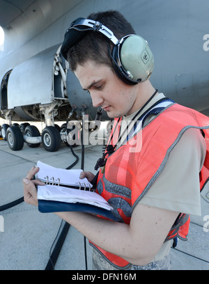 Senior Airman Justin Williford, eine C - 5M Super Galaxy Crewchief folgt die Betankung Checkliste als JP-8 Turbinentreibstoff gepumpt das Flugzeug auf der Dover Air Force Base, Del. Flightline auf 2. Oktober 2013. Williford entstammt der 436th Wartung Geschwader. Stockfoto