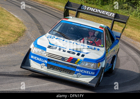 1988 Peugeot 405 T16 GR "Pikes Peak" mit Fahrer Enda Garvey auf die 2013 Goodwood Festival of Speed, Sussex, UK. Stockfoto