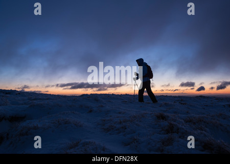 Silhouette der Wanderer auf winterlichen Gipfel des Mais Du im Morgengrauen, Brecon Beacons National Park, Wales Stockfoto