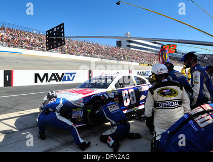 Pit-Crew-Mitglieder für Dale Earnhardt Jr., Fahrer der Nr. 88 Nationalgarde Chevy, arbeiten an seinem Auto bei einem Boxenstopp grüne Flagge während der AAA 400 29. September 2013, auf dem Dover International Speedway in Dover, Delaware Earnhardt, wer das Rennen aus dem po begann Stockfoto