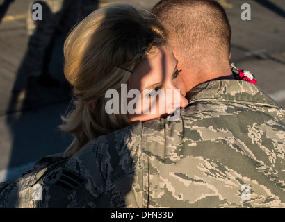 Mann und Frau umarmen, nachdem der senior Airman von sechsmonatigen Einsatz in Mountain Home Air Force Base, Idaho, 3. Oktober 2013 zurückgekehrt. Der Flieger können nun auf ein paar Wochen Ruhe und Zeit für die Familie, bevor wir wieder zurück zu ihrer Mission Con freuen Stockfoto