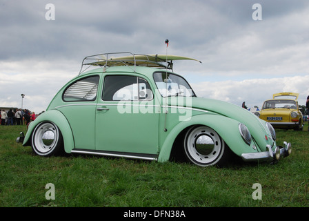 klassische VW Käfer Lowrider bei Clubtreffen Budel Niederlande Sommer 2013 Stockfoto