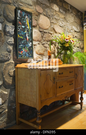 Alten Canadiana Cottage Stil Heim und Schwimmbad in der Abenddämmerung