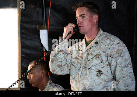 US Marine Staff Sgt Dustin Reel, 1. Naval Gunfire Liaison Fluggesellschaft gemeinsamen terminal Angriff Controller und Teamchef, Bestätigung der feindlichen Präsenz radios und fordert Ende Luftunterstützung während des Trainings Berg Roundup 2013 in Mountain Home Air für Stockfoto