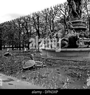 Fontaine de Observatoire oder Fontaine des Quatre Parteien du Monde oder Fontaine Carpeaux, im Jardin Marco Polo, Paris Stockfoto