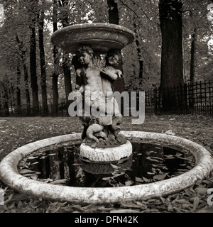 Brunnen mit verschlungenen Tritonen, Wasser Avenue, im Garten des königlichen Palast von Versailles Stockfoto